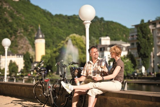 Bad ems fietsers op bank 